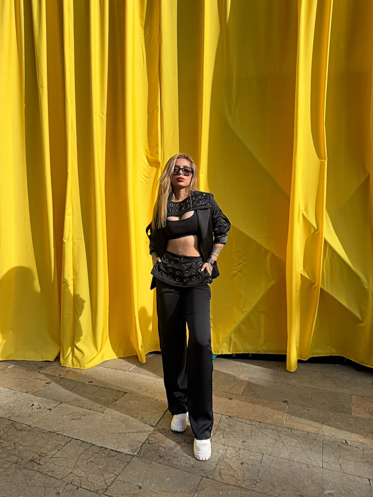 Retrato de Carolina Flórez con vestuario negro frente a una instalación amarilla