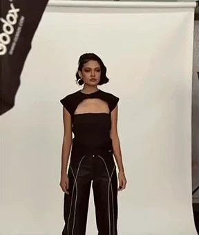 Conjunto negro con top con abertura y pantalón largo