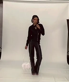 Chaqueta negra y pantalón con líneas claras