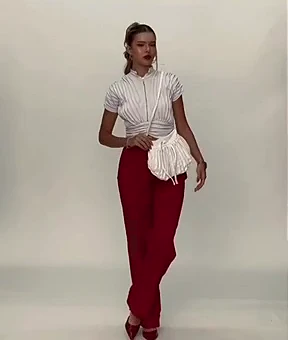 Blusa blanca y pantalón vino tinto