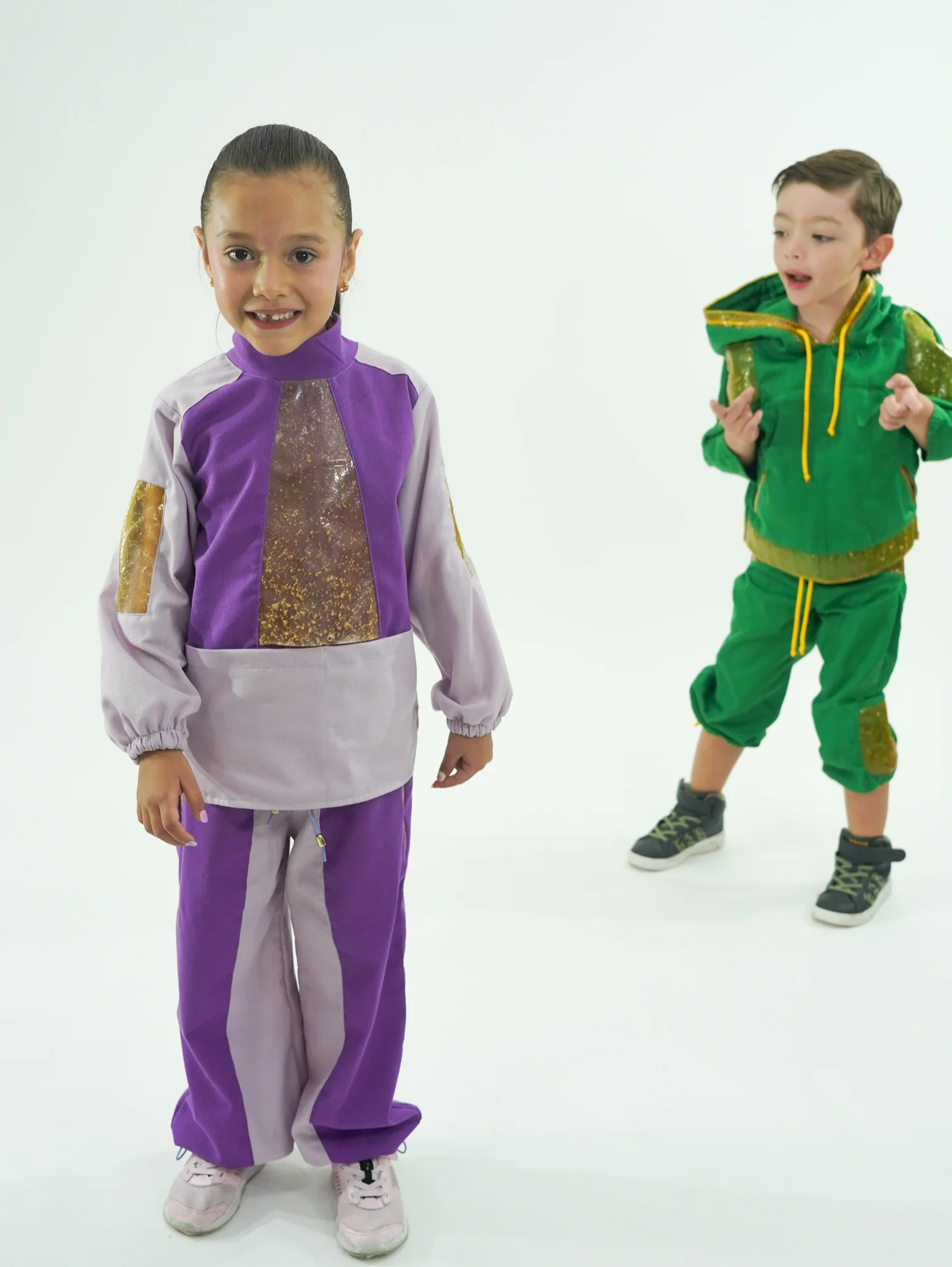 Dos looks infantiles con aplicaciones de biomaterial