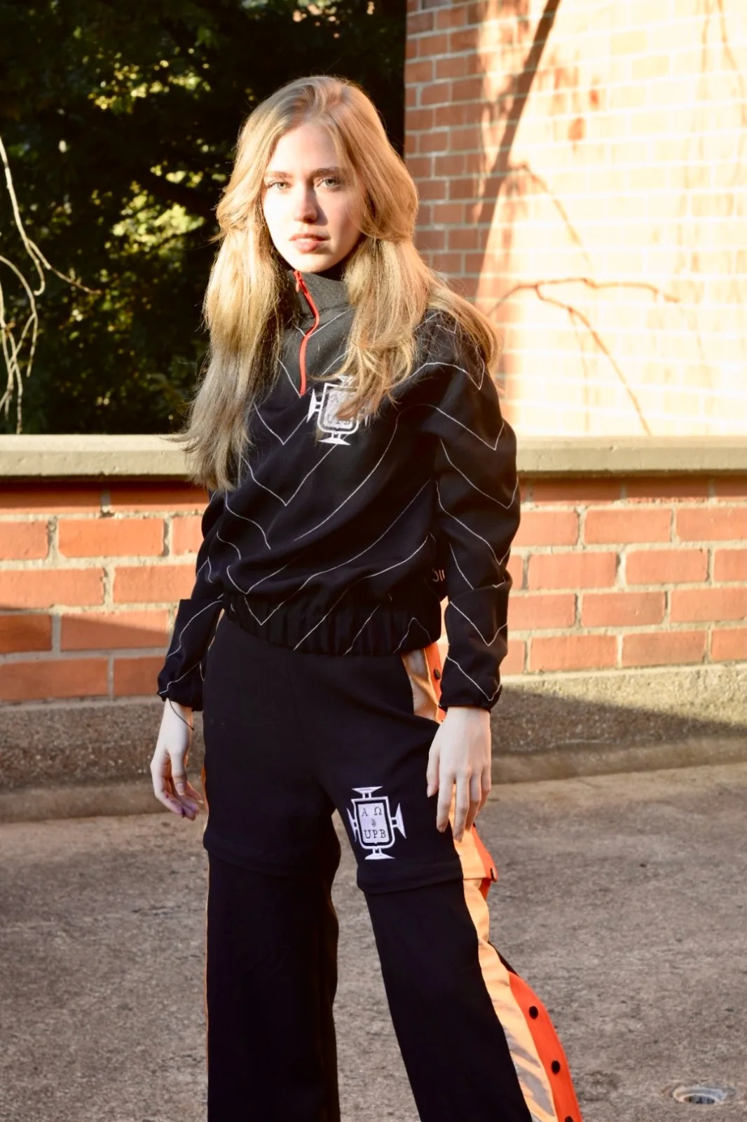 Modelo presenta chaqueta negra y pantalón transformable de la propuesta UPB