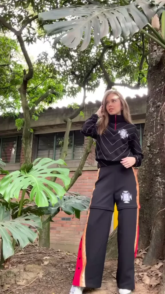 Uniforme UPB de chaqueta y pantalón largo en un jardín