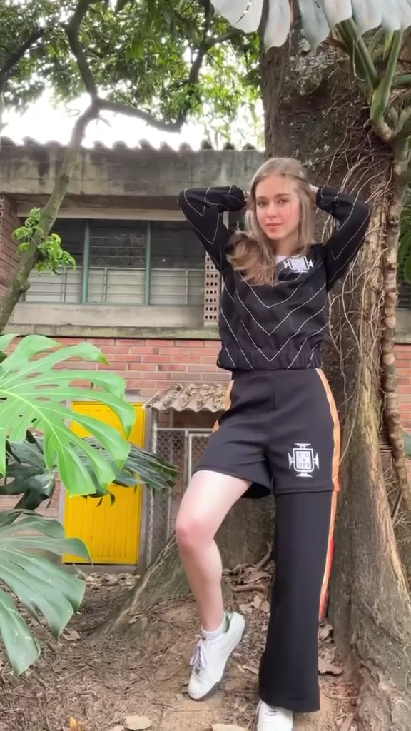 Pantalón UPB con una pierna larga y la otra desmontada